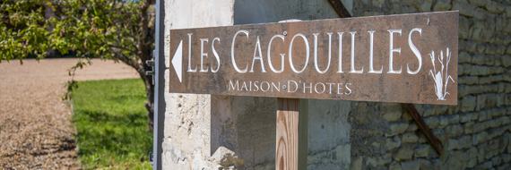 Pancarte d'entrée en bois, indiquant l'entrée de la propriété Les Cagouilles, chambres d'hôtes à Virson (17)