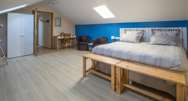 Une des trois chambres d'hôtes de charme à Virson (17) proche Rochefort : chambre spacieuse avec lit double, une touche de peinture bleue, inspiré par l'Île de Ré